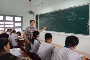 Thầy Huỳnh Xuân Lâm - giáo viên Trường THPT số 1 Tuy Phước luôn hết lòng vì học sinh.