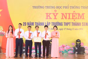 Ban giám hiệu Trường THPT Thành Sen đón nhận Bằng khen Bộ GD&ĐT.