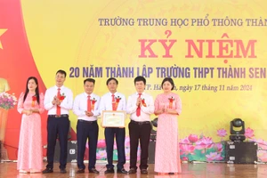 Ban giám hiệu Trường THPT Thành Sen đón nhận Bằng khen Bộ GD&ĐT.