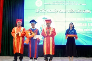 Trường Cao đẳng Kỹ thuật Công nghệ Quy Nhơn trao bằng tốt nghiệp hệ liên thông cho 14 sinh viên Lào.