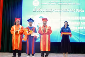 Trường Cao đẳng Kỹ thuật Công nghệ Quy Nhơn trao bằng tốt nghiệp hệ liên thông cho 14 sinh viên Lào.