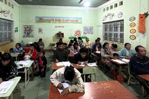 Lớp học xóa mù chữ của cô Y Diệu Hiến.