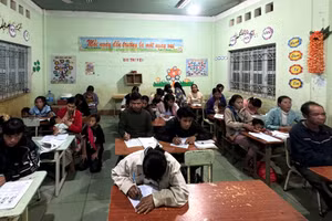 Lớp học xóa mù chữ của cô Y Diệu Hiến.