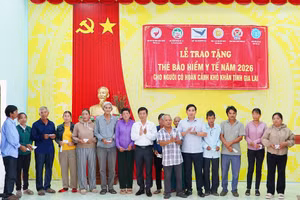 BHXH tỉnh Gia Lai trao tặng thẻ BHYT cho người dân có hoàn cảnh khó khăn.