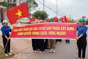 Tuổi trẻ phường Hoài Nhơn Nam tuyên truyền về ngày bầu cử.