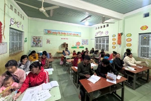 Lớp học xóa mù chữ ở xã Tu Mơ Rông giúp người dân biết đọc, biết viết.