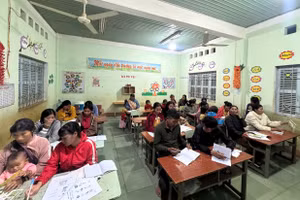 Lớp học xóa mù chữ ở xã Tu Mơ Rông giúp người dân biết đọc, biết viết.