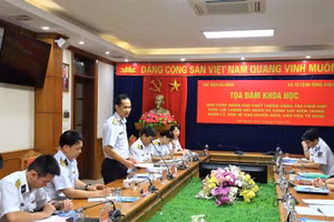 Chuẩn Đô đốc Nguyễn Hữu Thoan phát biểu trong buổi tọa đàm tại Bộ Tư lệnh Vùng Cảnh sát biển 1. Ảnh: Hữu Cần.