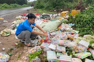 Nhiều bao tải đồ chơi, bánh kẹo bị vứt bên đường ở Gia Lai.