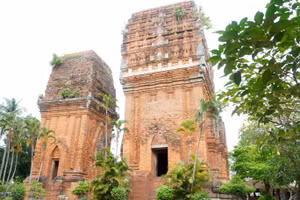 Tháp Đôi gồm hai ngôi tháp đứng song song, trong đó tháp phía Bắc cao gần 22m, ít hư hại hơn tháp phía Nam (khoảng 17m).