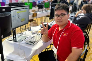 Em Lê Kiến Thành, học sinh lớp 12 Trường THPT chuyên Lê Quý Đôn (phường Quy Nhơn, Gia Lai) đoạt Huy chương Vàng Olympic Tin học quốc tế.