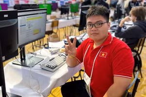 Em Lê Kiến Thành, học sinh lớp 12 Trường THPT chuyên Lê Quý Đôn (phường Quy Nhơn, Gia Lai) đoạt Huy chương Vàng Olympic Tin học quốc tế.