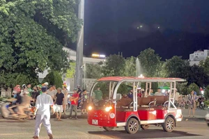 Xe điện tông nhóm du khách khiến 3 người thương vong.