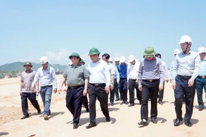 Thủ tướng Phạm Minh Chính kiểm tra Dự án đầu tư xây dựng đường cất hạ cánh số 2.