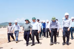 Thủ tướng Phạm Minh Chính kiểm tra Dự án đầu tư xây dựng đường cất hạ cánh số 2.