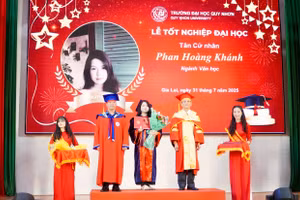 Trường Đại học Quy Nhơn trao bằng tốt nghiệp cho tân cử nhân.