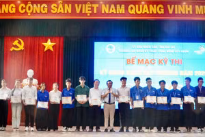 Trường Cao đẳng Kỹ thuật Công nghệ Quy Nhơn trao giải cho các sinh viên xuất sắc.