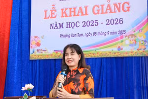 Bà Muộn Thị Lan Hương, Hiệu trưởng Trường Tiểu học Mạc Đĩnh Chi.
