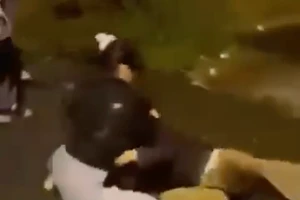 Nhóm người hành hung cô gái. Ảnh cắt từ clip.