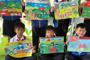 Những bức tranh sinh động của học sinh Xơ Đăng hướng về ngày bầu cử.