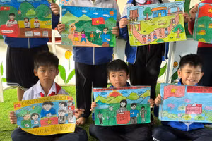 Những bức tranh sinh động của học sinh Xơ Đăng hướng về ngày bầu cử.