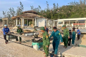 Đoàn Thanh niên xã Nhơn Châu phối hợp với các đơn vị lực lượng vũ trang hỗ trợ người dân, làm đẹp cảnh quan.