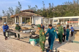 Đoàn Thanh niên xã Nhơn Châu phối hợp với các đơn vị lực lượng vũ trang hỗ trợ người dân, làm đẹp cảnh quan.