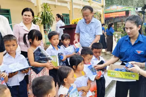 Ông Nguyễn Ngọc Thái, Giám đốc Sở GD&ĐT Quảng Ngãi tặng quà cho học sinh.