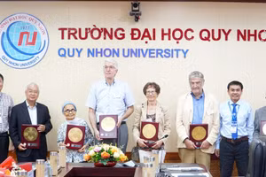 Nhà vật lí lượng tử đoạt Giải Nobel thăm Trường Đại học Quy Nhơn