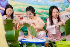 Học sinh tham gia gói bánh chưng, bánh tét.