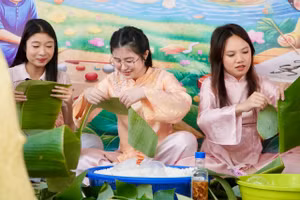 Học sinh tham gia gói bánh chưng, bánh tét.