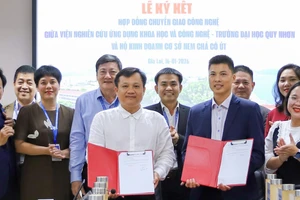 Viện Nghiên cứu Ứng dụng Khoa học và Công nghệ ký kết hợp đồng chuyển giao công nghệ với hộ kinh doanh.