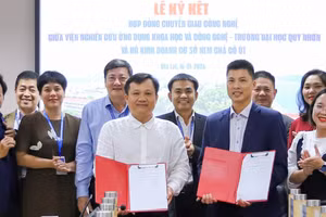 Viện Nghiên cứu Ứng dụng Khoa học và Công nghệ ký kết hợp đồng chuyển giao công nghệ với hộ kinh doanh.