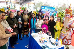 Các đại biểu tham quan sự kiện "Ngày Gia Lai tại Hà Nội".