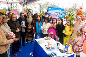 Các đại biểu tham quan sự kiện "Ngày Gia Lai tại Hà Nội".