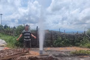 Giếng nước tự phun hàng chục mét ở huyện Chư Prông (tỉnh Gia Lai).