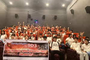 Học sinh Trường THCS - Thực hành Sư phạm Lý Tự Trọng tìm hiểu lịch sử dân tộc qua bộ phim Mưa đỏ.