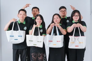 Nhóm sinh viên Trường Đại học FPT Quy Nhơn hiện thực hóa ý tưởng “biến rác thải nhựa thành sản phẩm thời trang”.
