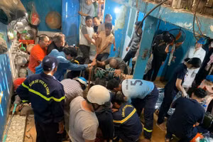 Lực lượng chức năng cùng người dân ứng cứu, đưa hai cha con lên an toàn.