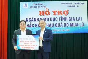Sở GD&ĐT tỉnh Gia Lai tiếp nhận 130 triệu đồng hỗ trợ khắc phục hậu quả mưa lũ do Công đoàn Đại học Đà Nẵng trao tặng.
