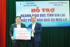 Sở GD&ĐT tỉnh Gia Lai tiếp nhận 130 triệu đồng hỗ trợ khắc phục hậu quả mưa lũ do Công đoàn Đại học Đà Nẵng trao tặng.