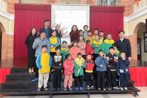 Ngành Giáo dục Hà Tĩnh trao quà Tết cho học sinh khuyết tật và khó khăn.