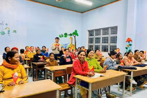 Thượng úy Lê Tuấn Thành trở thành “người thầy” của buôn làng.