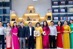 Lãnh đạo Sở GD&ĐT Gia Lai đến thăm phòng học STEM tại Trường THPT Quốc học Quy Nhơn.