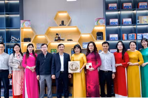 Lãnh đạo Sở GD&ĐT Gia Lai đến thăm phòng học STEM tại Trường THPT Quốc học Quy Nhơn.