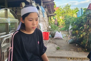 Bố mẹ lần lượt qua đời để lại nỗi đau, sự mất mát và những ước mơ dang dở của 2 chị em đang tuổi đến trường.