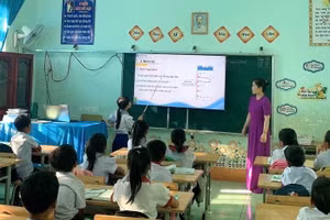 Qua việc tích hợp kiến thức số vào các bài học, nhà trường từng bước hình thành kỹ năng, trách nhiệm của công dân số cho học sinh. Ảnh: Lê Phi Oanh.