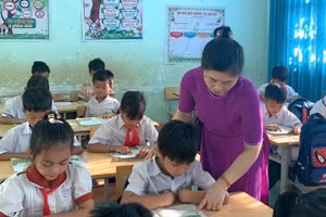 Giáo viên Trường Tiểu học - THCS Đăk Năng (Quảng Ngãi) ân cần hướng dẫn cho học sinh. Ảnh: Lê Phi Oanh.