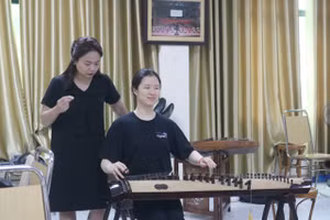 An Như luôn miệt mài luyện tập để từng ngón tay của mình được thanh thooát hơn.