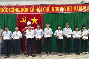 Ông Lê Đắc Tường – Hiệu trưởng Trường THCS và THPT Liên Việt Kon Tum trao quà cho học sinh bị ảnh hưởng bởi bão lũ.